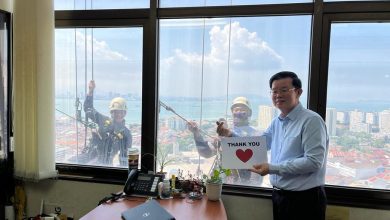 Photo of 清潔光大大廈外窗戶 曹觀友感謝工作人員