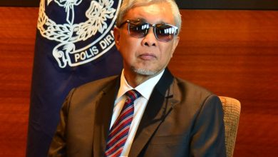 Photo of 眼睛紅腫戴墨鏡開幕 阿末扎希自嘲：半盲了