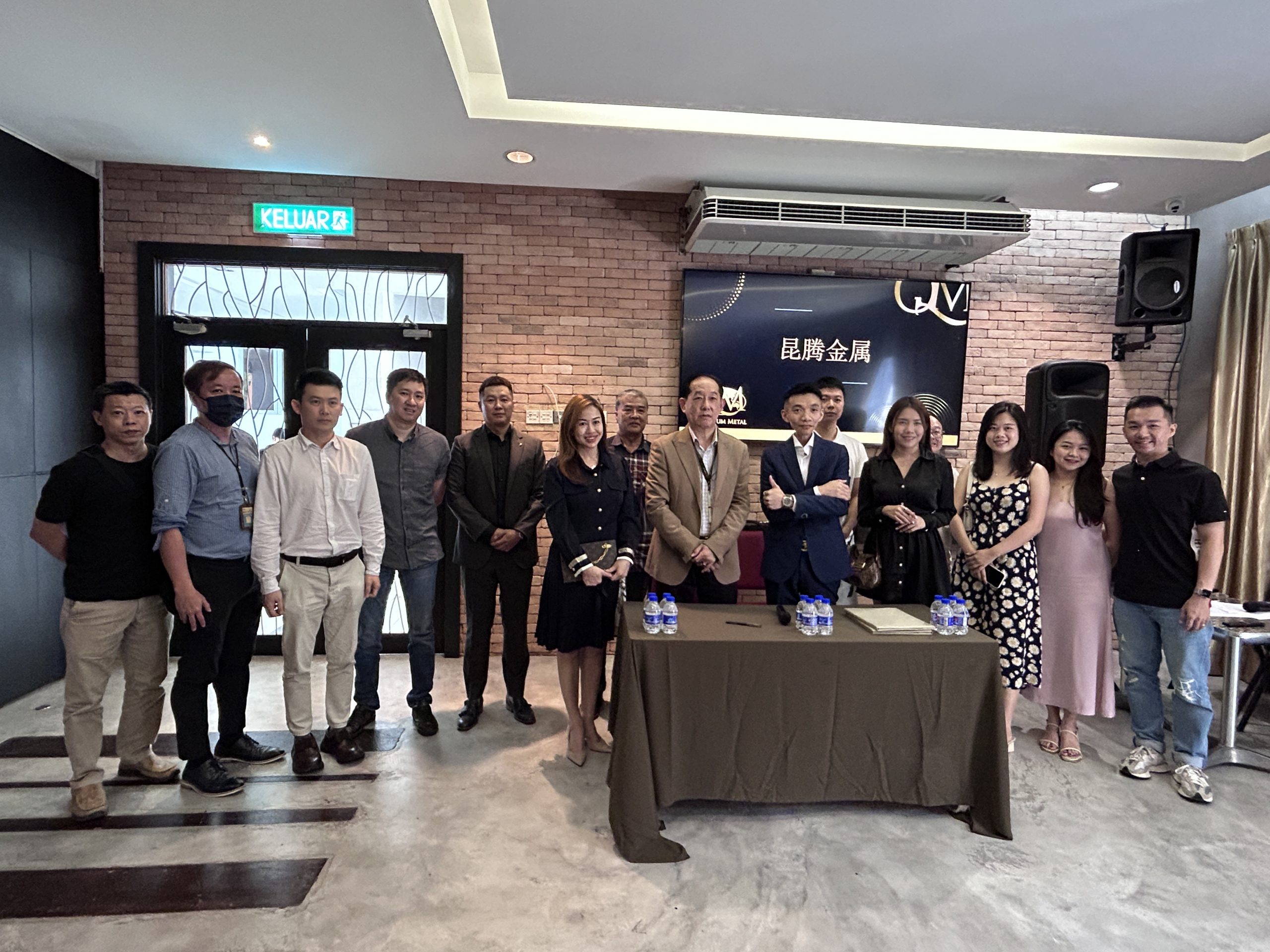 After the ceremony, Dato' Lim Lian Soon (eighth from left), Ze Guanxiong (fifth from right), Hong Baoqin (sixth from left), Ke Zhongchen (third from left), Chen Shunjie (second from left) and others happily took a group photo.