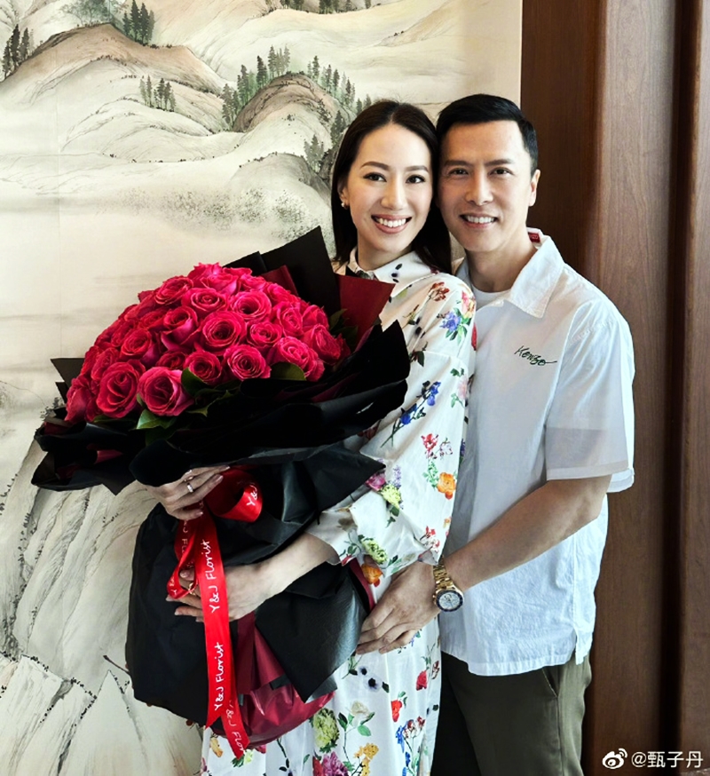 藝人甄子丹與汪詩詩於2003年結婚，二人一直都是圈中的糢範夫妻，十分恩愛。