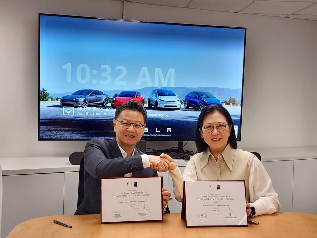 PKT 物流集團首席執行員兼董事經理拿督斯里趙文耀與美國電動車製造商特斯拉公司區域總監范菁怡Isabel Fan簽署協議。