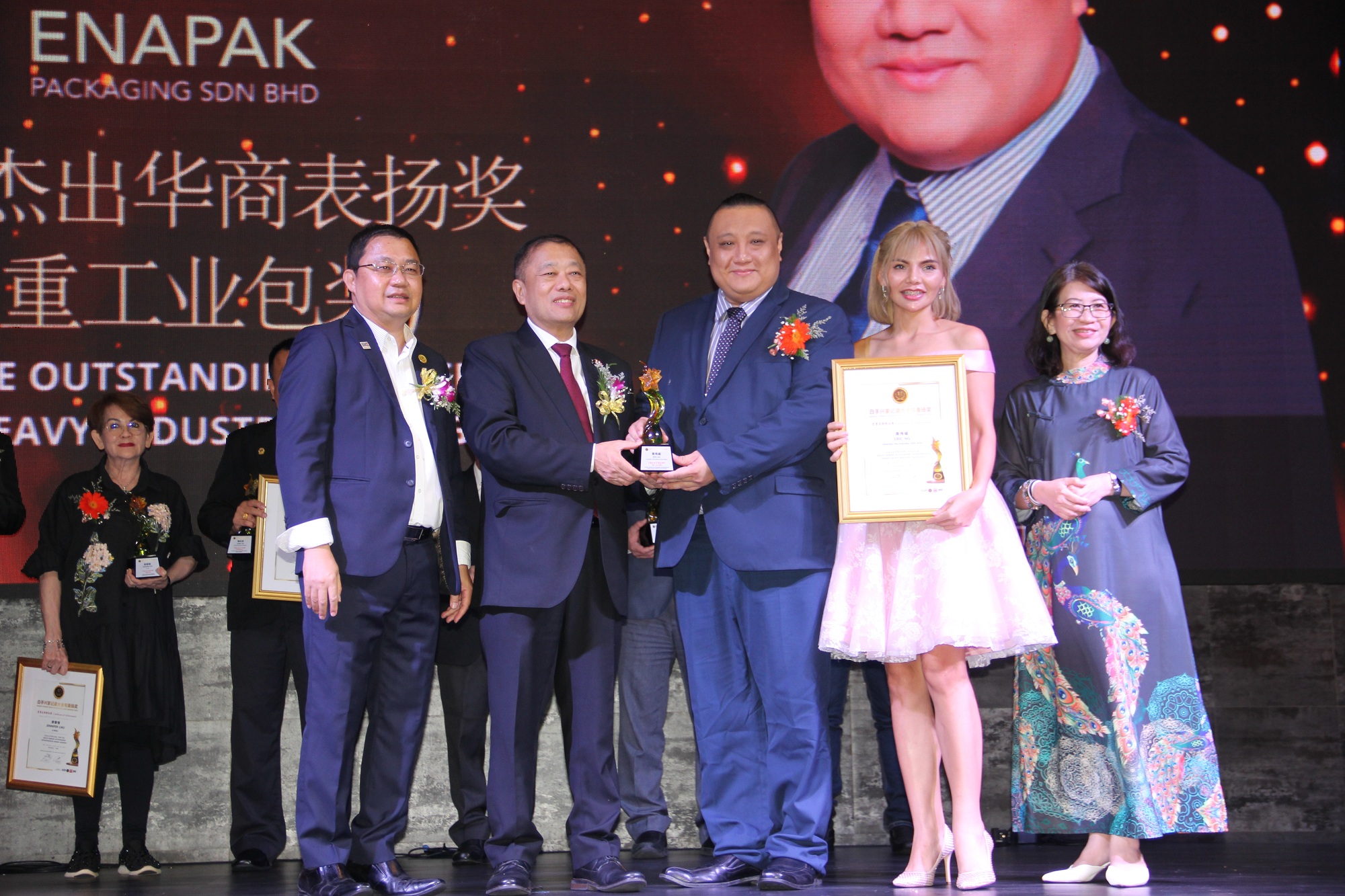 Huang Weiwei won the ASEAN Outstanding Chinese Entrepreneur Award (packing production).
