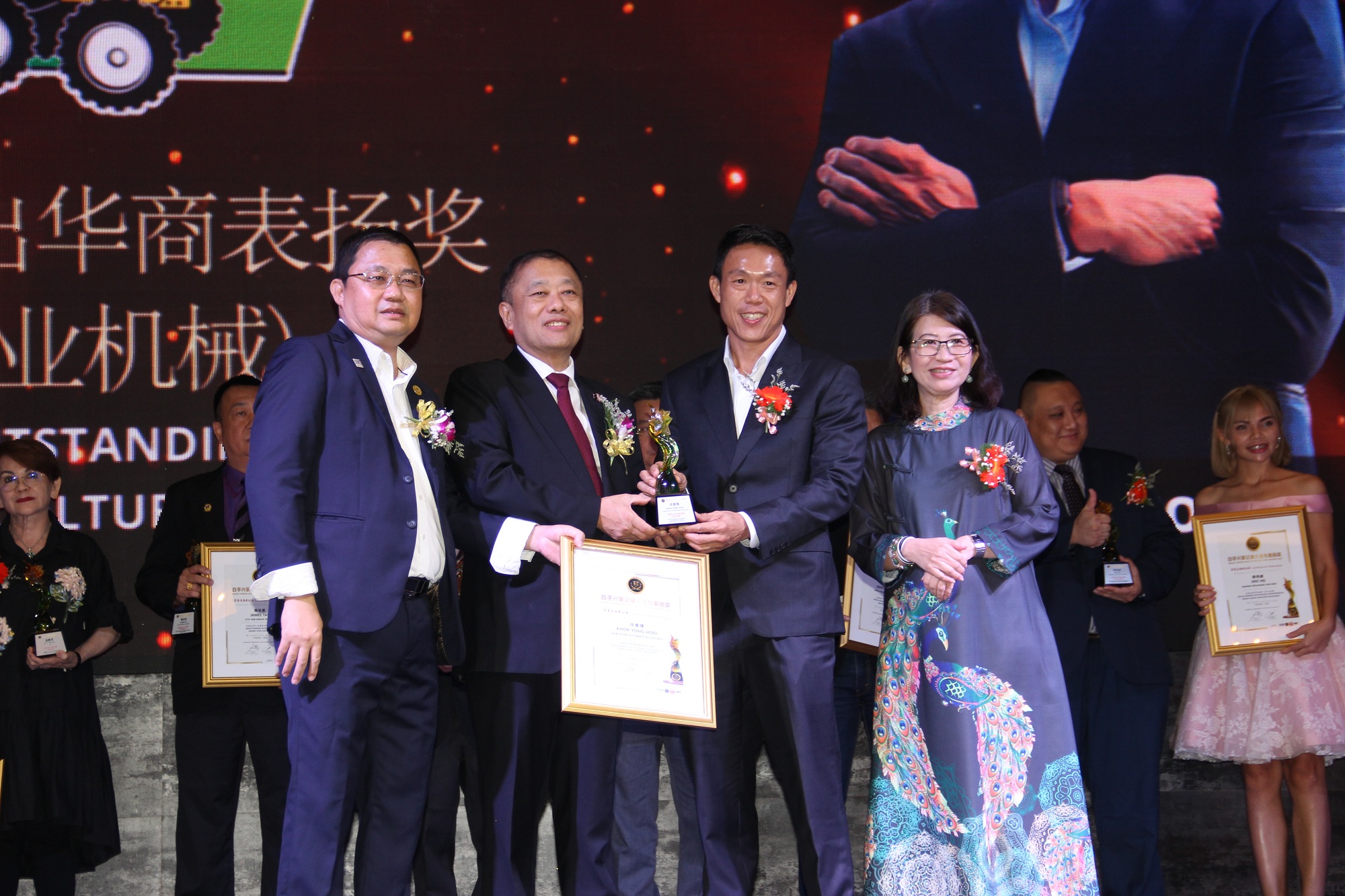 Xu Ronghui won the ASEAN Outstanding Chinese Entrepreneur Award (agricultural machinery industry).