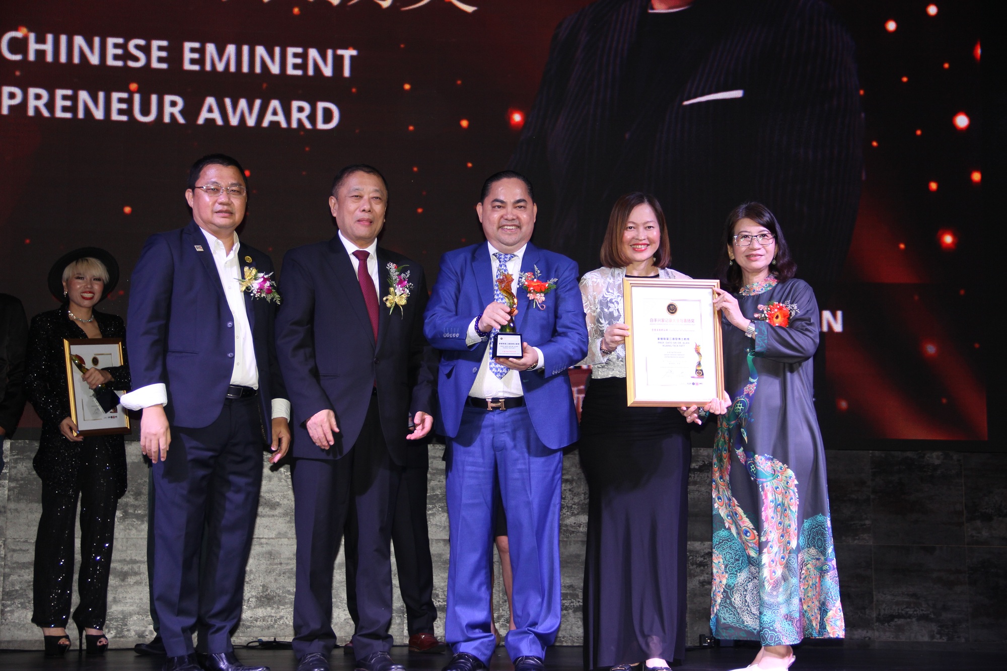 Dato' Seri Jiang Defa received the ASEAN Outstanding Chinese Entrepreneurs Commendation Award.