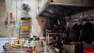 Photo of 華人廚房失火 鄰居外勞爬屋頂灌水 一人失足墜下受傷