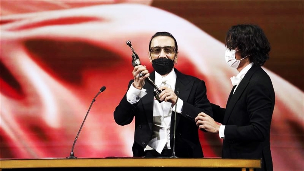 謝賢在第40屆香港金像獎上，以《殺出個黃昏》拿到人生首座「最佳男演員獎」，成為史上最高齡影帝；不過，他上台領獎時被發現嘴巴有歪斜情況，由於先前有輕微中風的傳聞
