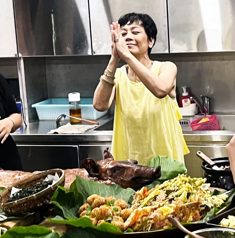 張艾嘉（中）70大壽在台東慶生，開心切烤乳豬。