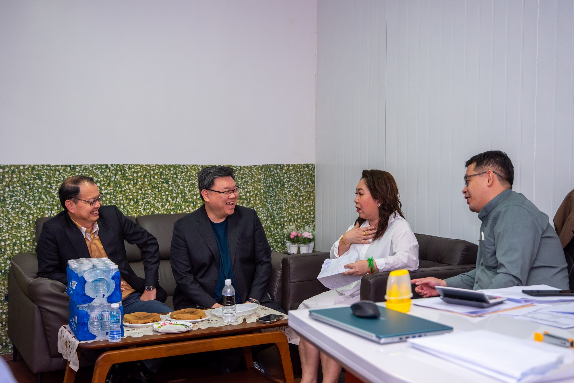 ARB: Lin Xiuwei, Dato' Sri Liu Guoliang, and Dato' Sri Chen Guofeng are strategizing for the future development of the group.