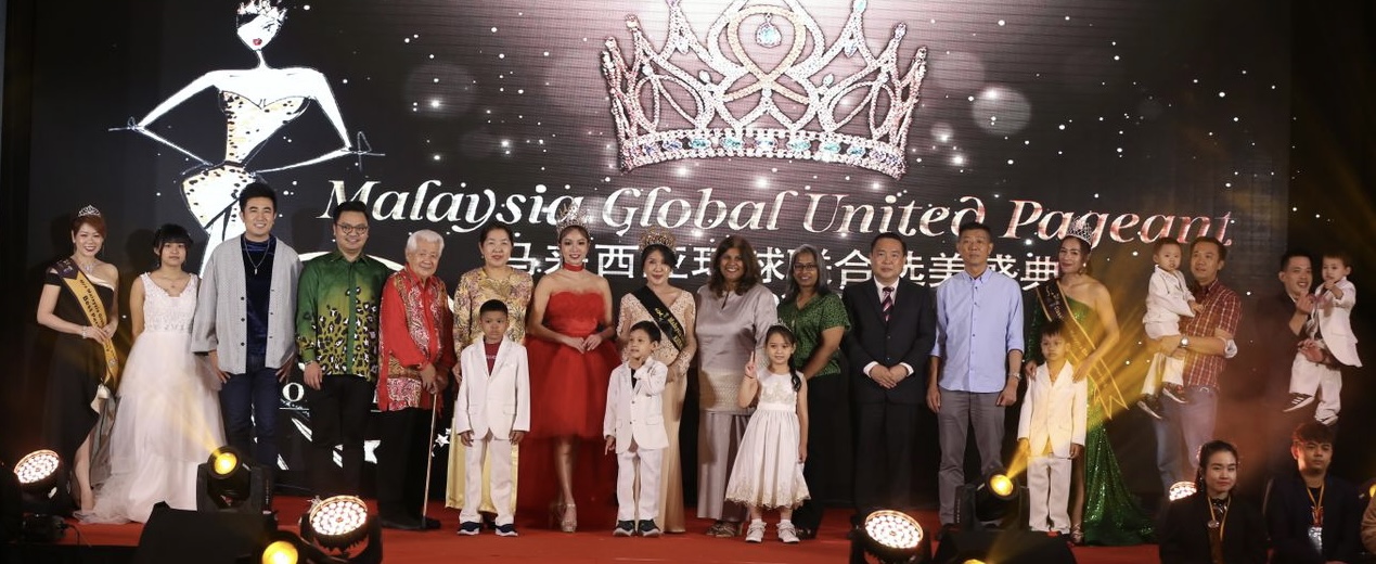 Chen Hongmei (middle) took a group photo with the distinguished guests, sponsor representatives and children.
