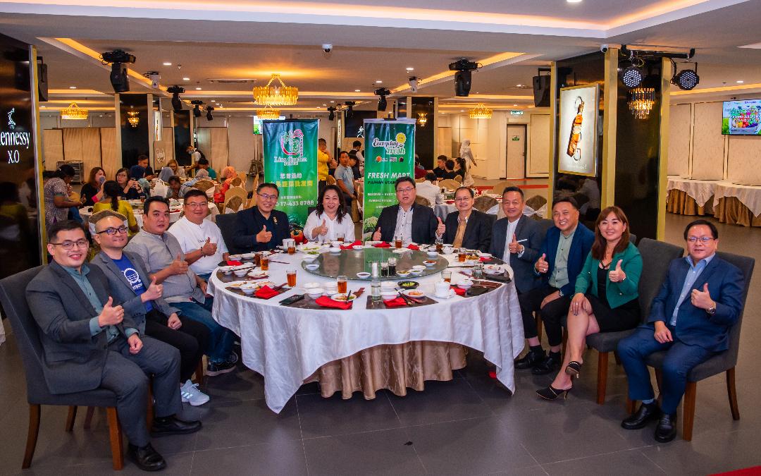 主桌嘉賓在宴會上合影,左起苪偉俊,周俊良,黃長益,林道陞,拿督何權峻博士,林秀薇,拿督斯裏劉國良,拿督斯裏陳國峰,準拿督張漢川,拿督鍾佺僓,塗雁好。