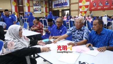 Photo of 15巫統吉州議席候選人  齊聚填寫提名表格