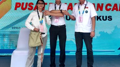 Photo of 身障無阻決心 吳君倫持拐杖競選