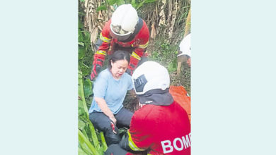 Photo of 轎車撞入30呎山谷 男女手腳受傷