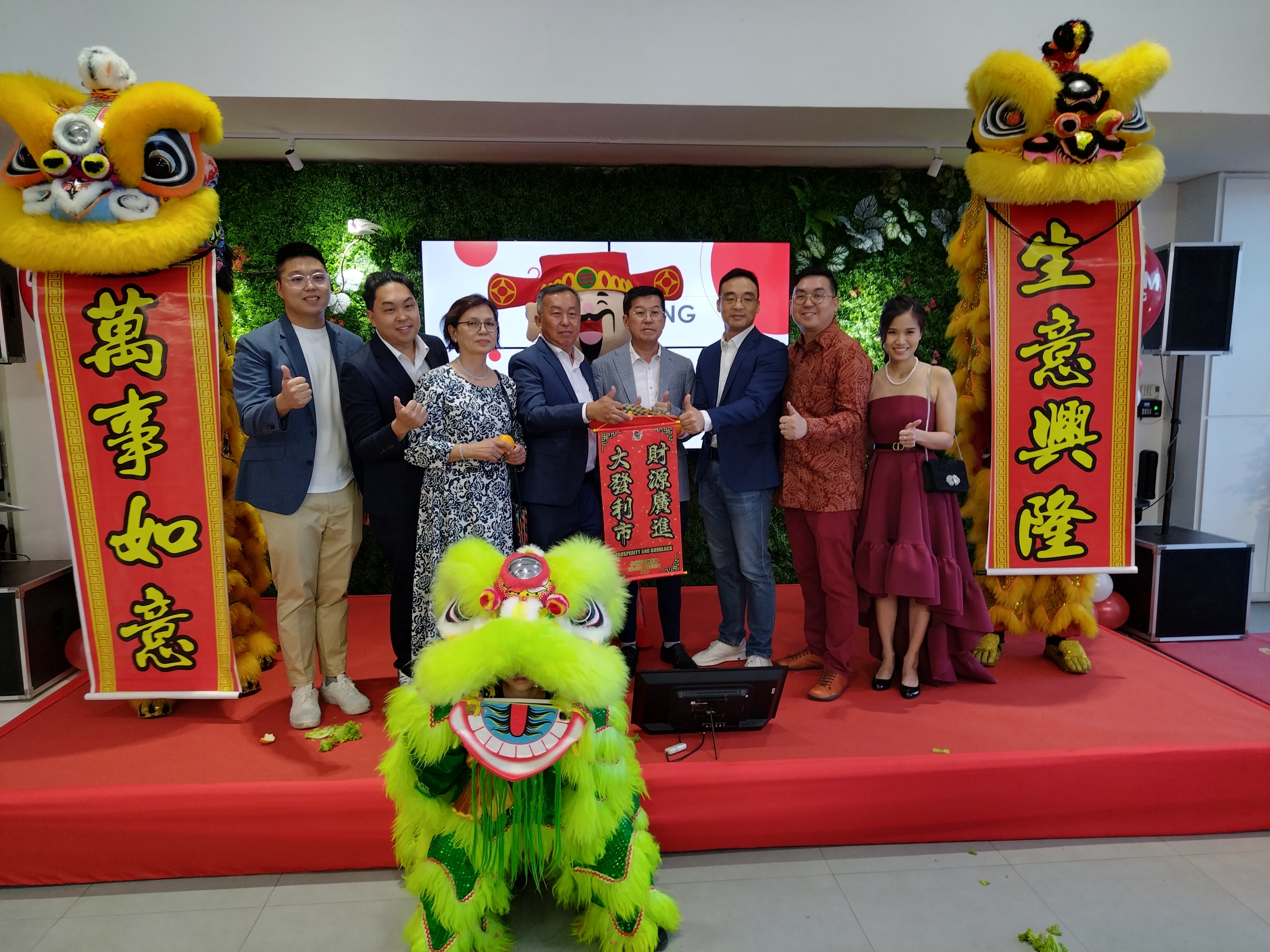 The board members of GWM PENANG and Liu Jinghui, the director of China Great Wall Motors, took a group photo after accepting the lion dance, picking green and auspicious, symbolizing the grand development of the business of both parties.