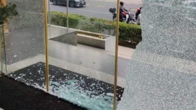 Photo of 不滿伊黨與敦馬合作 他砸了伊黨總部玻璃