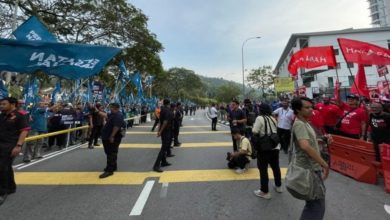 Photo of 士拉央區3州席支持者  隔著馬路隔空叫囂