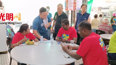 Photo of 江承鴳到湖花園拜票  遇火箭競選團隊照派傳單