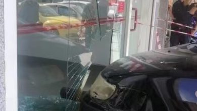Photo of 停車誤踏油門 女護士撞碎銀行玻璃鏡