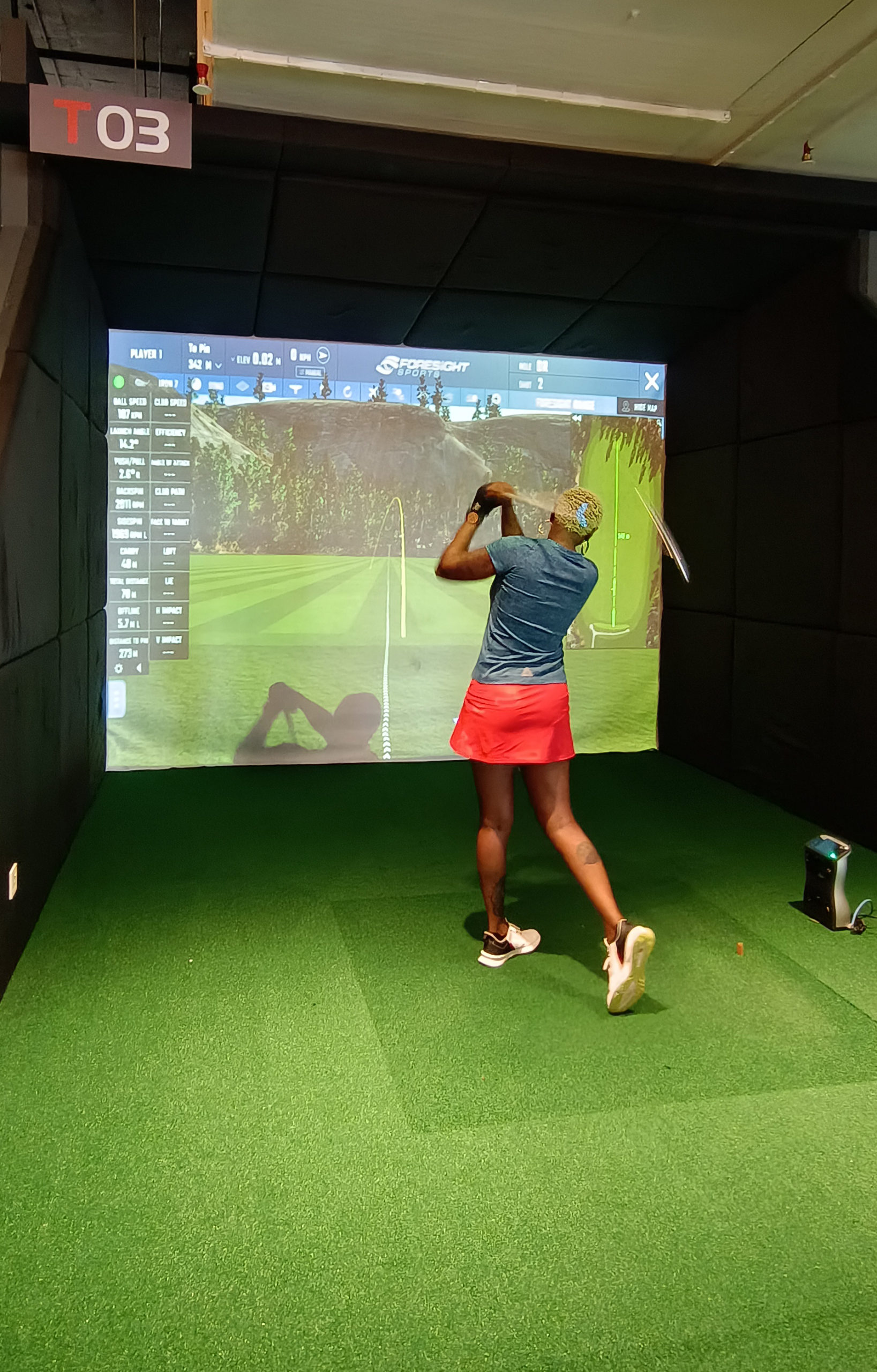 MST Golf具有10個高爾夫模擬器道,各個級別球手或初學者都可以在模擬世界的球場上打球、練習揮桿。