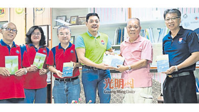 Photo of 鼓勵學校家協發展 陳家全贈書和平中學