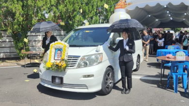 Photo of 與車相撞騎士亡  母代司機致祭表達歉意