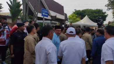 Photo of 國盟支持者唱歌奚落  安華一臉坦然跟著唱
