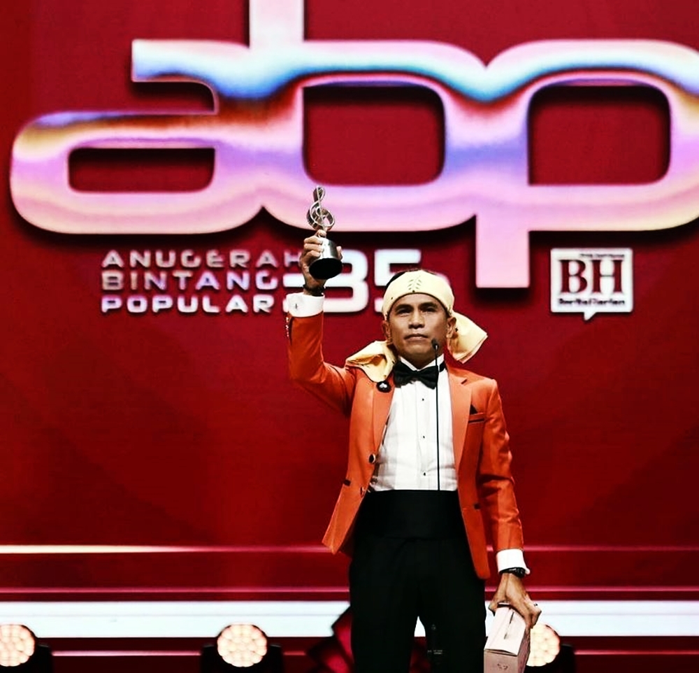 貝爾納噶里（Bell Ngasri）近日在第35屆《Anugerah Bintang Popular Berita Harian》（ABPBH 35）頒獎典禮中，獲票選為最受歡迎藝人