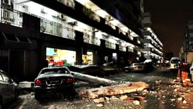 Photo of 鴻圖園屋頂瓦礫掉落砸10車  恐再坍塌 住戶全疏散