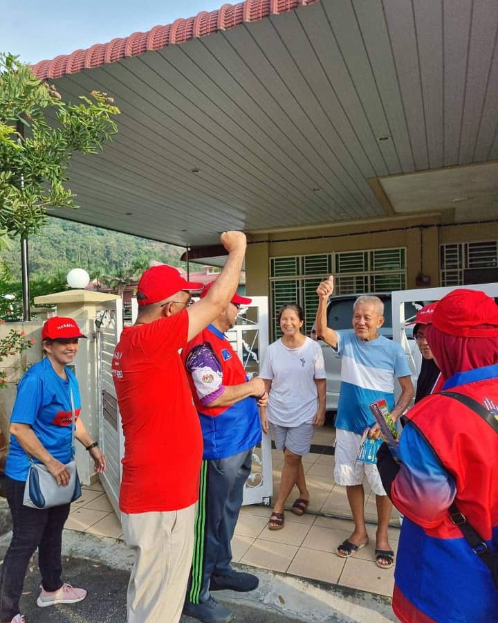 峇迪亞帶候選人向選民拜票，獲華社比讚支援。
