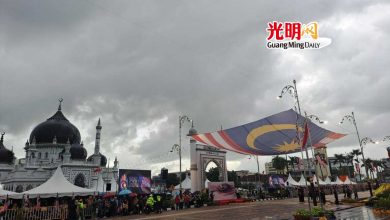 Photo of 吉州國慶遊行慶典  雨水澆不熄熱情 逾萬人歡慶