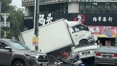 Photo of 車停路旁遭貨車“泰山壓頂” 網民：怎麽撞的？