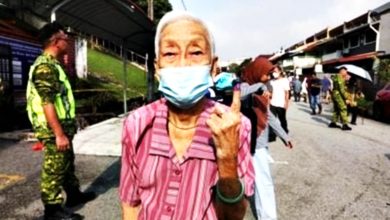 Photo of 94歲阿嬤秀藍手指