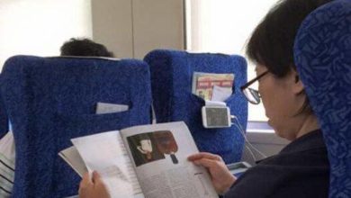 Photo of 搭火車見婦人“書籍倒著看” 網笑：臥底任務失敗！