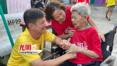Photo of 王耶宗拜票遇90歲阿嬤  稱要投票支持倍感溫暖