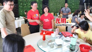 Photo of 曹觀友連跑3家茶樓拜票  以茶會友貼近選民