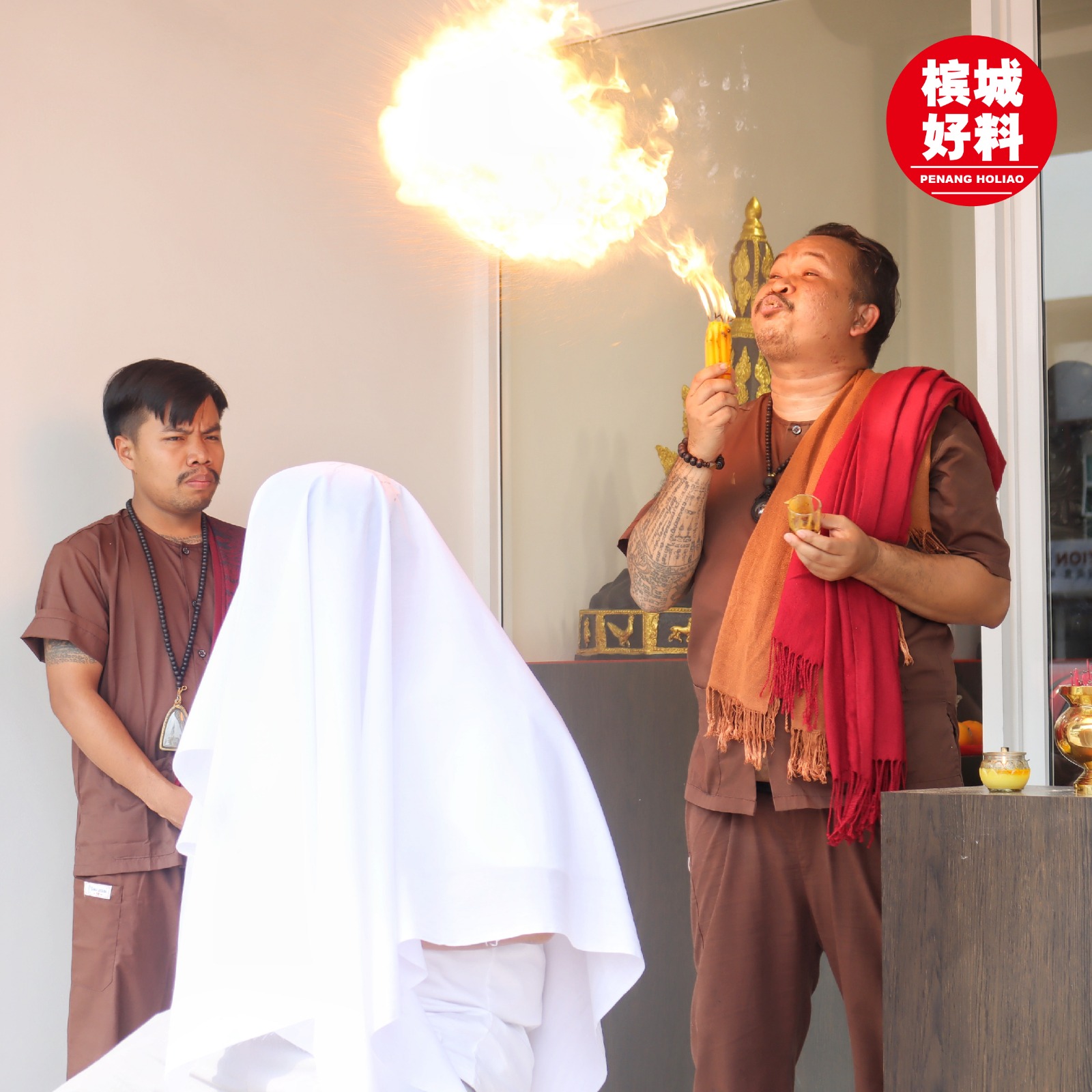 阿贊Yut和阿贊Nuk雙師合璧為信徒進行“聖火辟邪祛霉運”，讓你化掉障礙，消災解厄，好運跟著來。