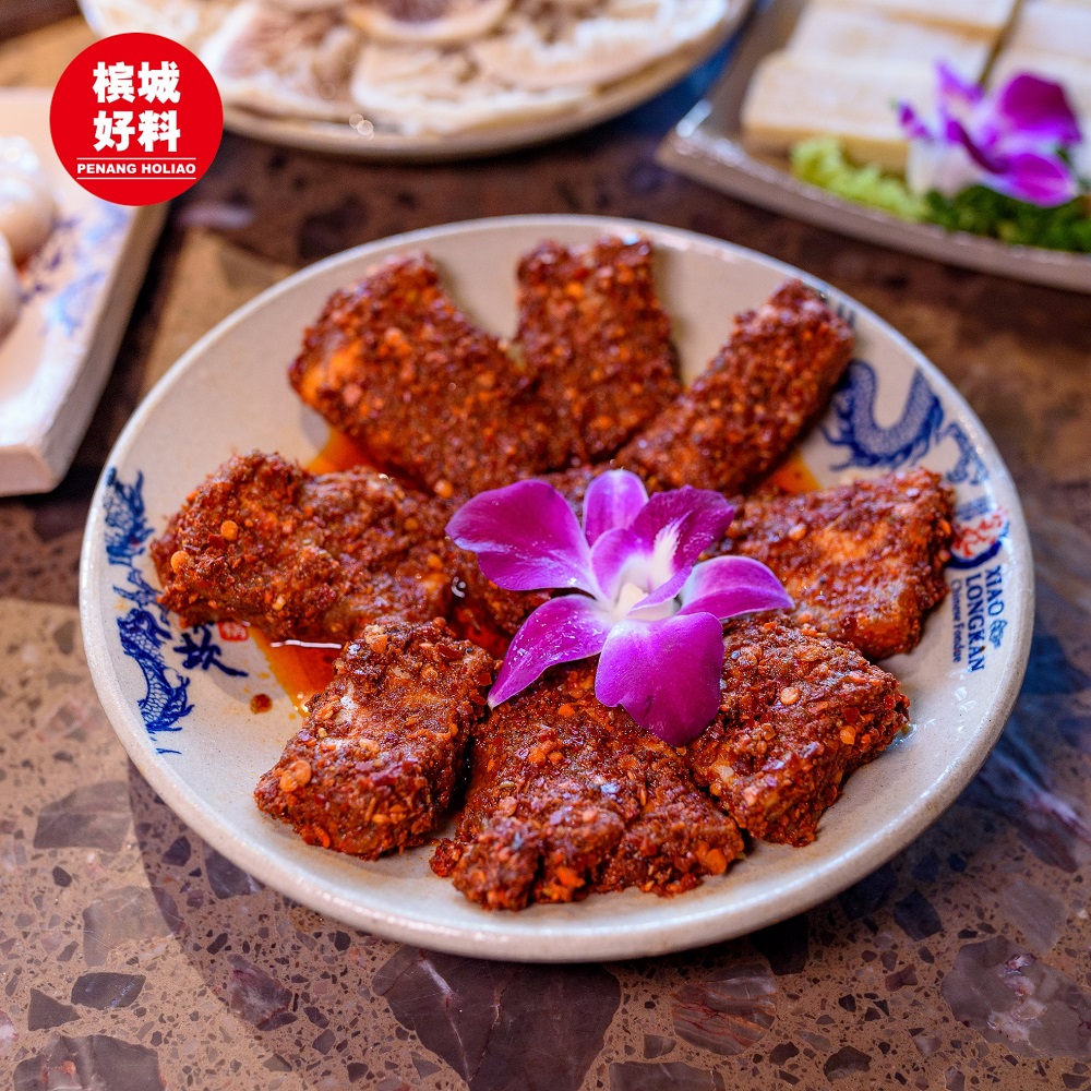 “天香排骨”─原料為猪的子弹排骨，由小龙坎特调秘制香辣粉腌制