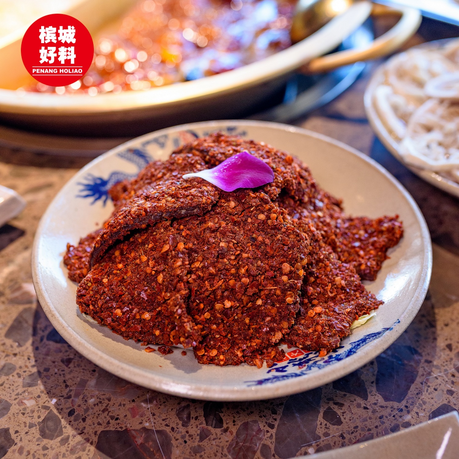 霸王牛肉”─原料為牛里脊肉片，以花椒粉和辣椒粉等多种材料腌制而成。