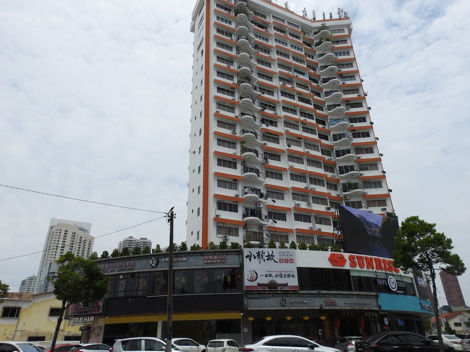  位於美食天堂新關仔角的小龍坎（葛尼店）外觀宏偉。
