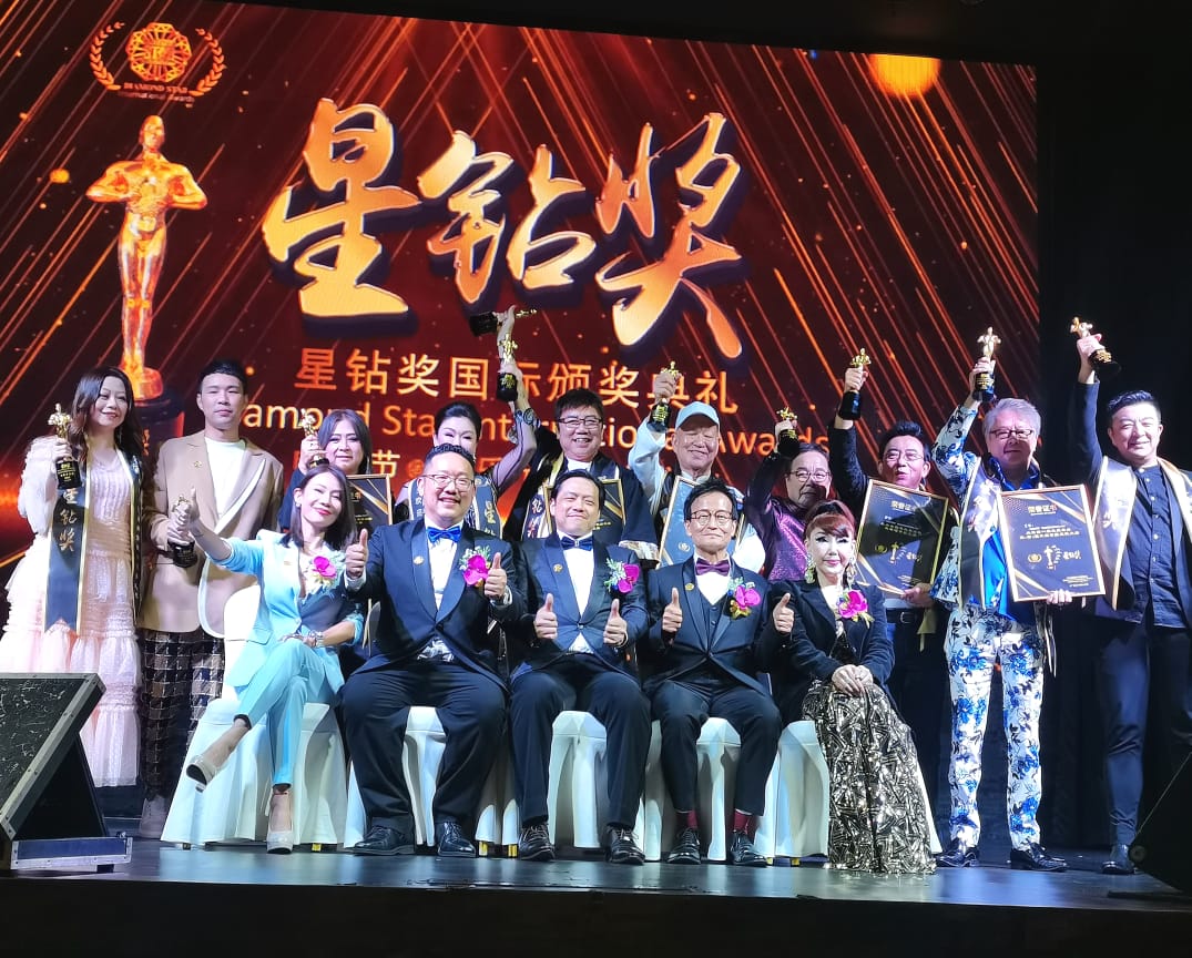 獲得音樂獎殊榮的音樂人及歌手領獎後與頒獎人合照。