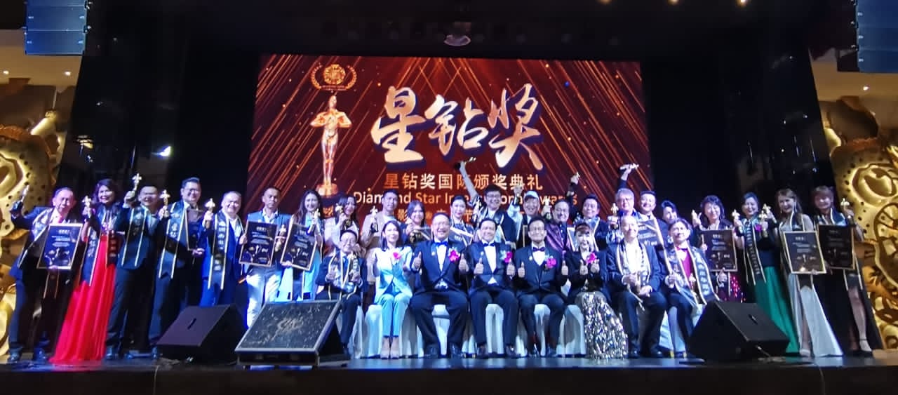 星鑽獎全體得獎人在台上與貴賓合照。