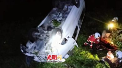 Photo of 載有10人客貨車  撞落浮羅山背小雲頂山坡