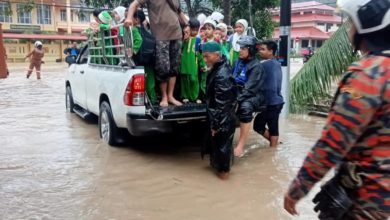 Photo of 3小時大雨 峇六拜多區淹水 40幼兒乘貨卡逃生