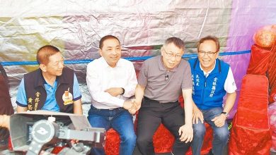 Photo of 支持者促藍白合 侯友宜柯文哲同框握手