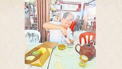 Photo of 裁縫師與茶客分享美味 獅城月餅一口RM5
