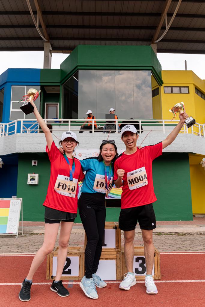 男女最佳運動員卢正杰（右）及李泇瑩開心領獎杯，由李抒岑領發。 