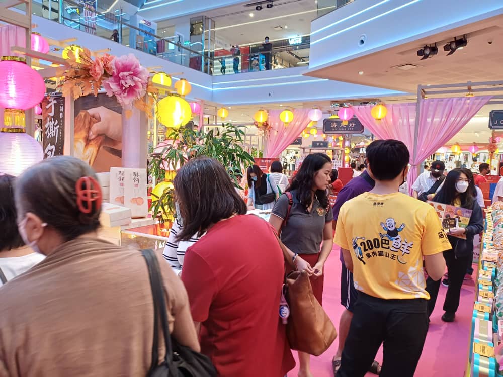 There are a variety of mooncakes at the fair, allowing everyone to choose their favorite flavor to share with their family and the best choice for gift giving.
