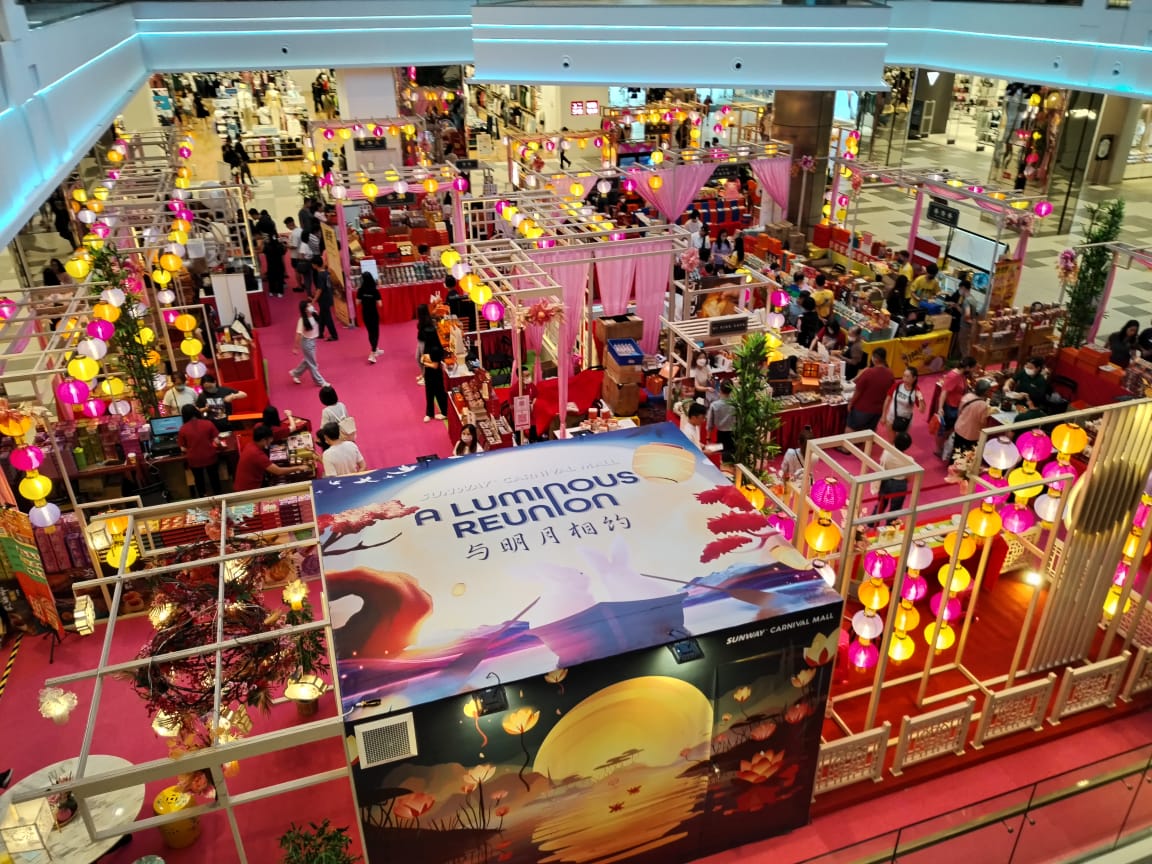 This time, as many as 20 mooncake brands gathered together to sell various mooncakes on site.