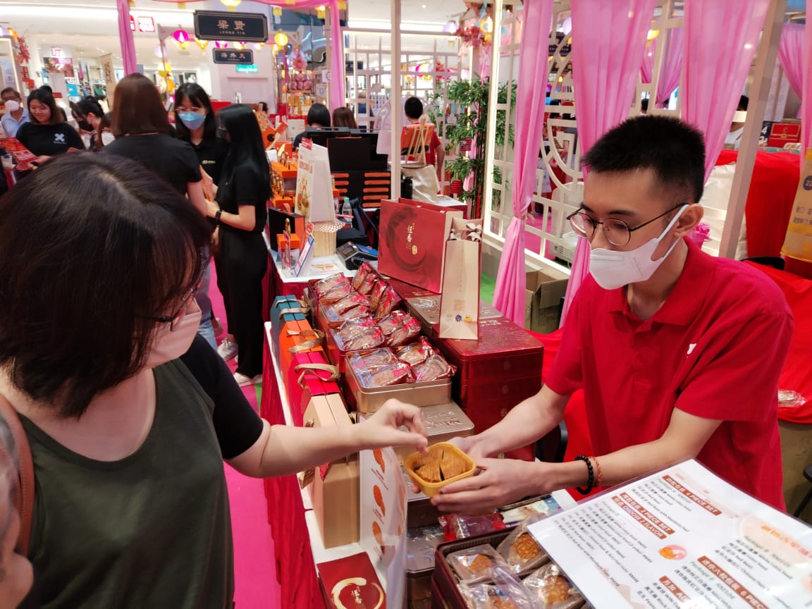 People were also allowed to try mooncakes on site
