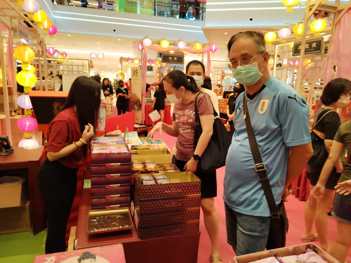 There is a dazzling array of mooncakes on site, which not only combine traditional classics with fashion trends in taste, but also make the trendy mooncakes more diversified and give customers a variety of choices.